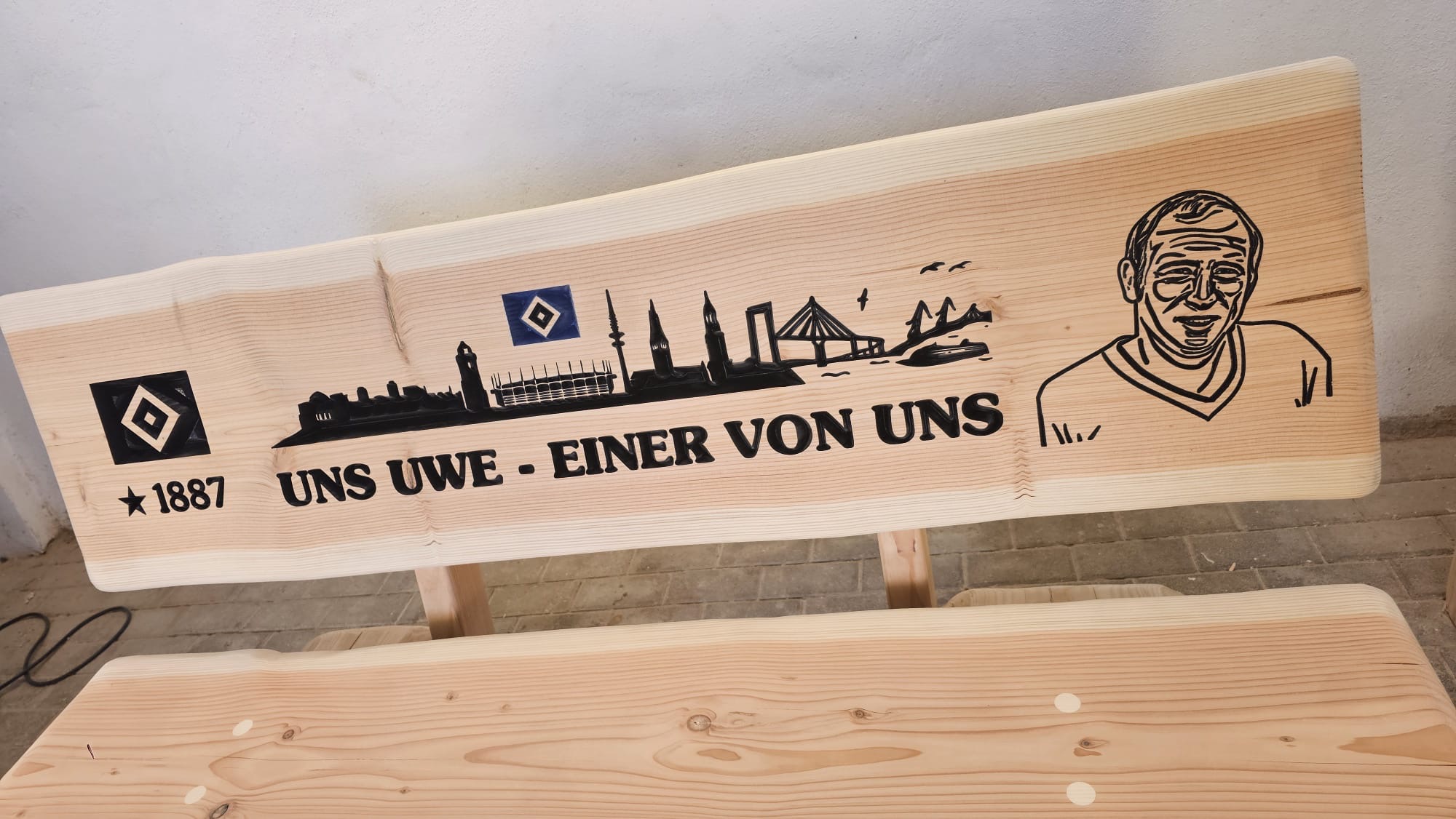 Personalisierte Holzbank mit HSV-Wappen, Hamburger Skyline und Portrait 'Uns Uwe – Einer von uns'