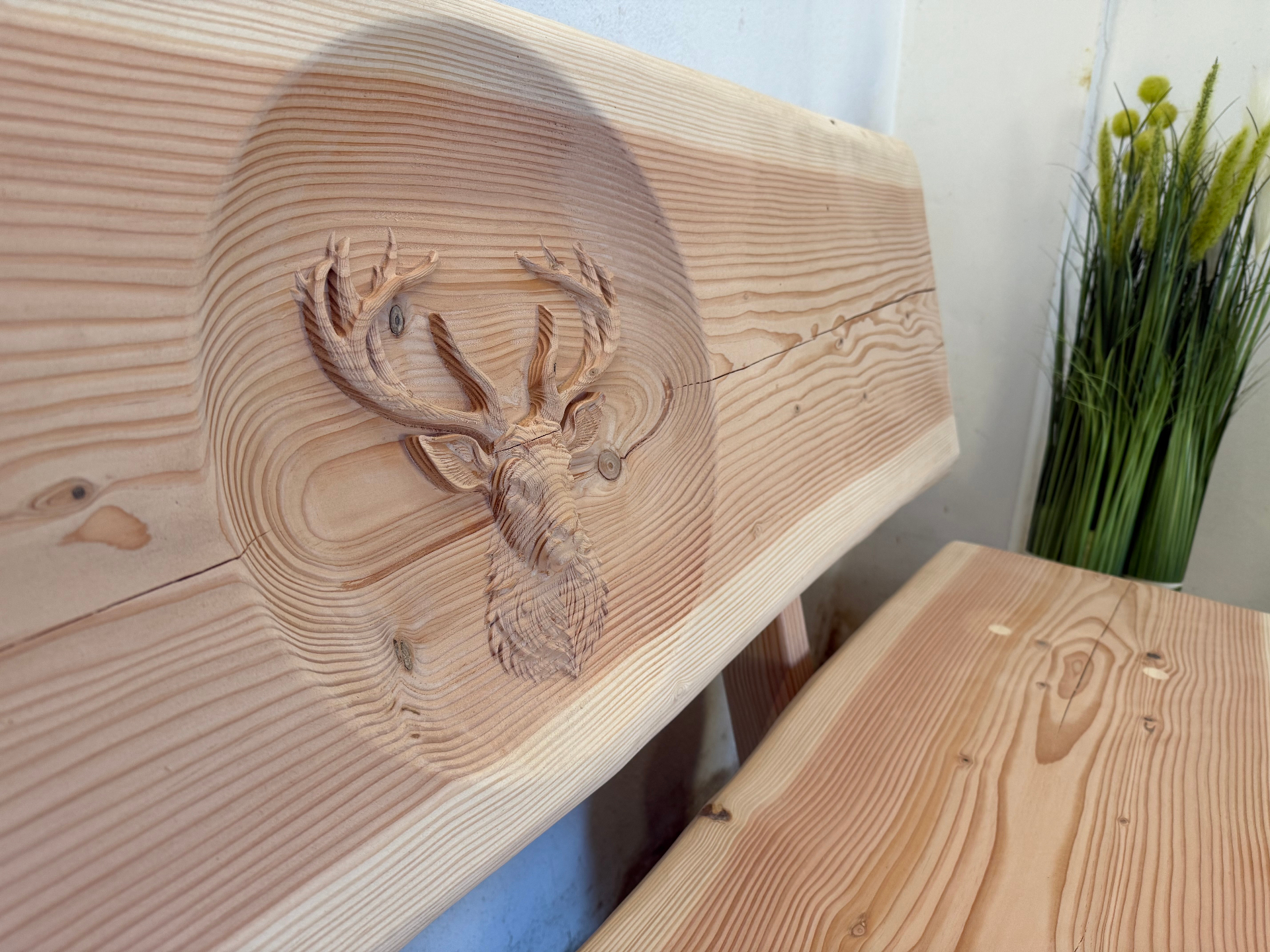 Douglasienbank mit dreidimensionaler Hirschkopf-Gravur als 3D-Relief im Holz